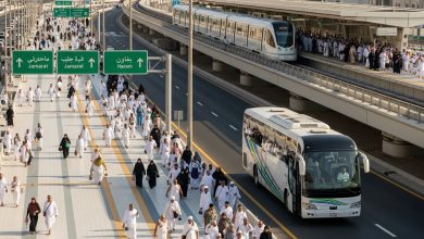 Découvrez tout sur le transport pendant le Hajj : bus, métro des pèlerins, marche, heures de pointe et distances entre les lieux saints.